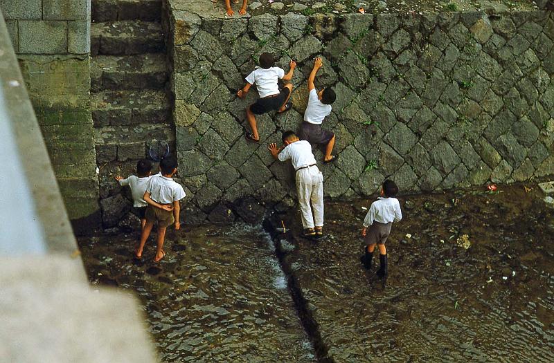 1952-3 Japan 139 Wall by the Sea.jpg